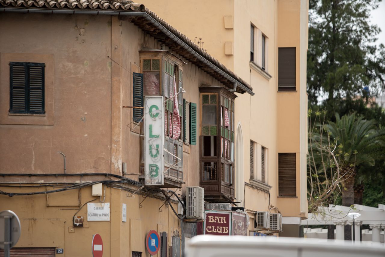 Pere Garau se ha convertido en un gran centro comercial de la prostitución, la droga, el alcohol, los juegos y la okupación de viviendas