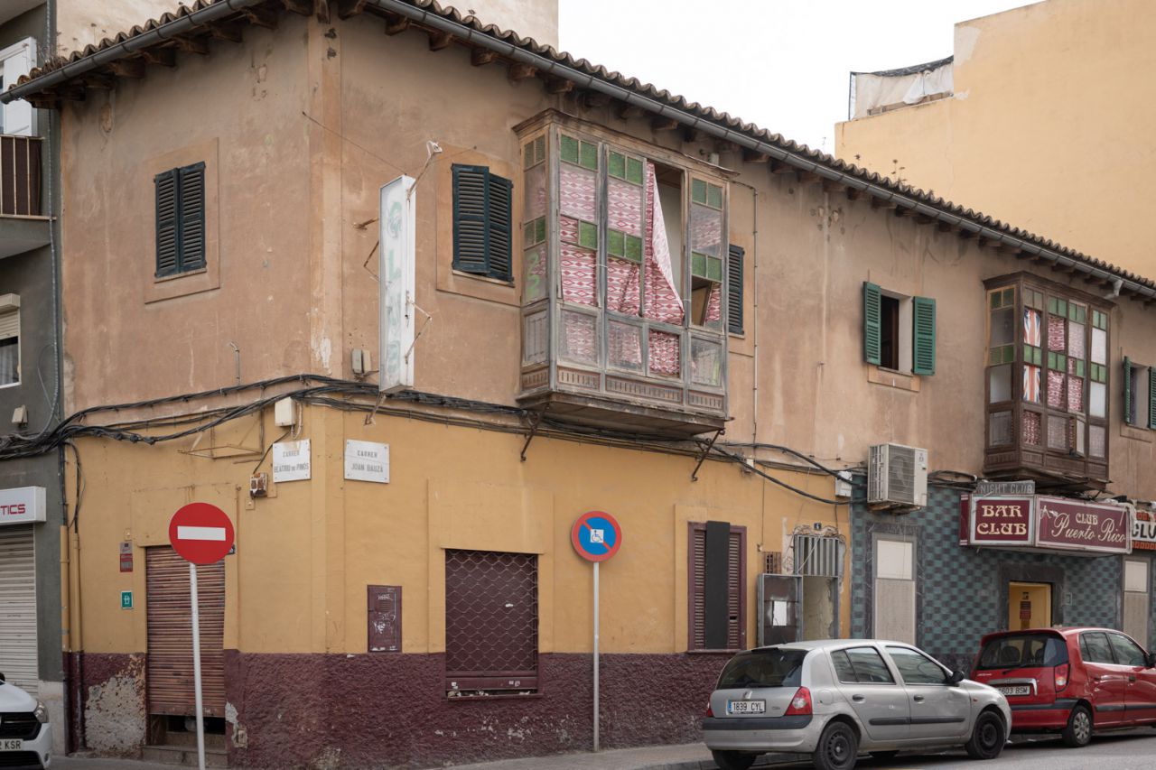 Pere Garau se ha convertido en un gran centro comercial de la prostitución, la droga, el alcohol, los juegos y la okupación de viviendas
