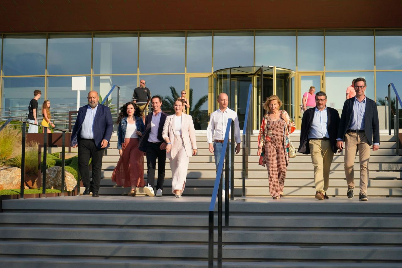 La presidenta del PP de Baleares, Marga Prohens, presidió la reunión del Comité Ejecutivo Autonómico y de la Junta Directiva Autonómica. La popular ha sido ovacionada por los suyos, quienes le han expresado su apoyo para que se convierta en la jefa del ejecutivo balear sin la necesidad de tener que pactar con Vox.