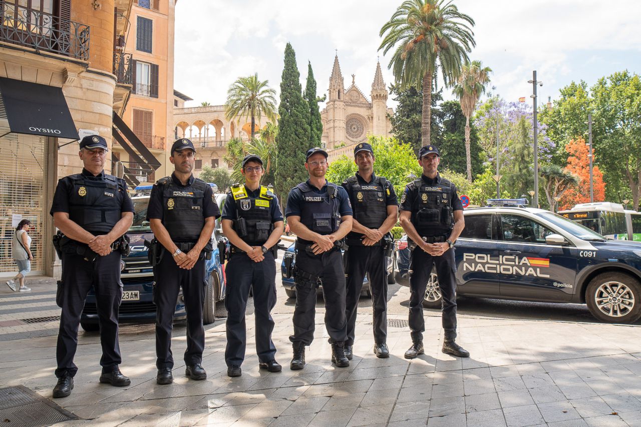 Dos policías alemanes se unen a las patrullas mixtas en Palma, dentro del programa de Comisarías Europeas, para brindar asistencia a los turistas de su país durante este verano. 
