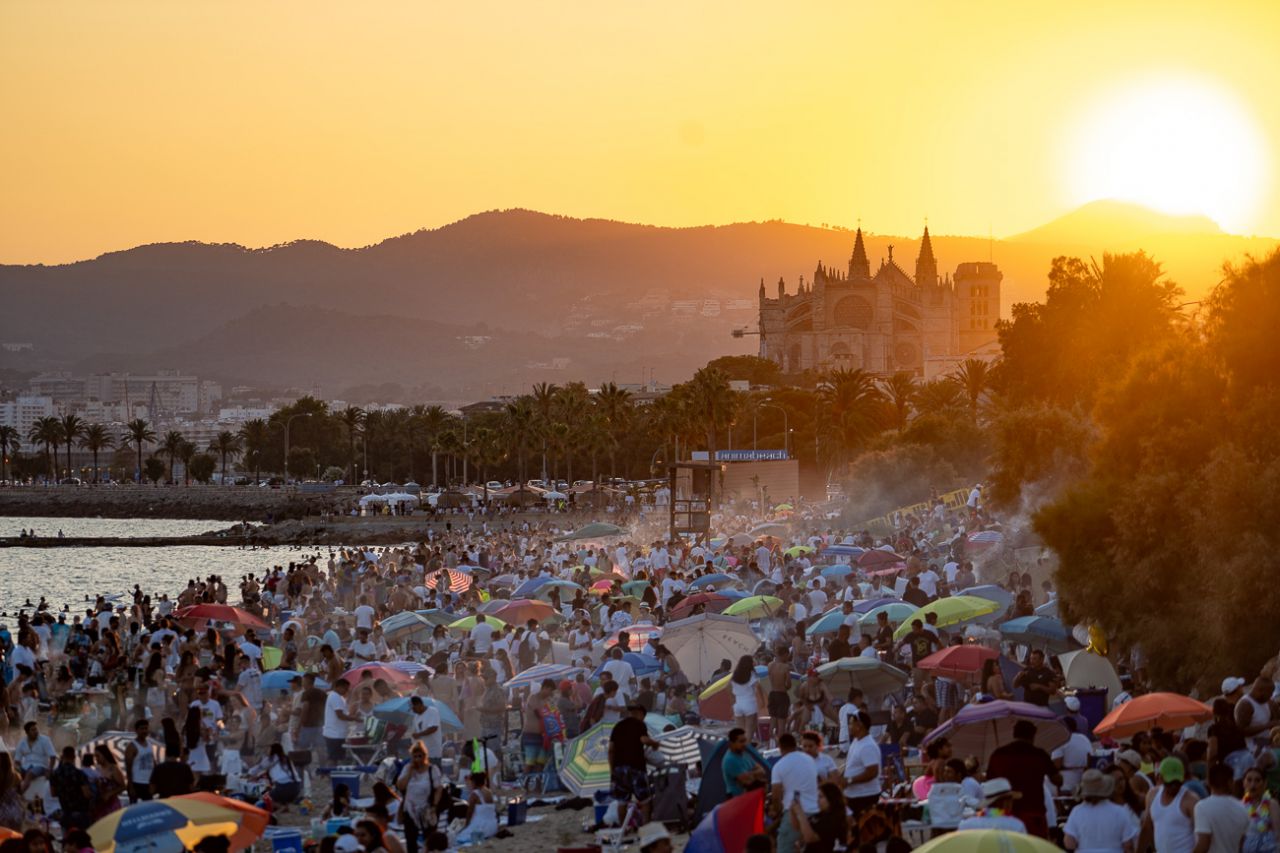 Miles de personas disfrutaron este viernes de la víspera de Sant Joan, señalada por muchos en el calendario como la noche más mágica del año. Diferentes playas de la isla se llenaron de gente dispuesta a llevar a cabo los tradicionales rituales para celebrar el solsticio de verano.