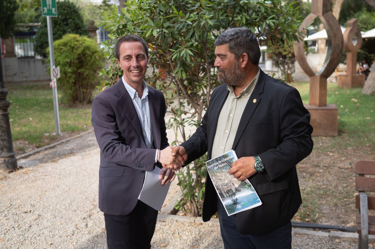Así queda el reparto de carteras en el Consell de Mallorca entre PP y Vox. Vox ostentará la vicepresidencia segunda del Consell de Mallorca de Medio Ambiente, Medio Rural y Deportes, y tendrá, además, un conseller de Desarrollo Local, en virtud del acuerdo alcanzado con el Partido Popular para gobernar la institución insular.