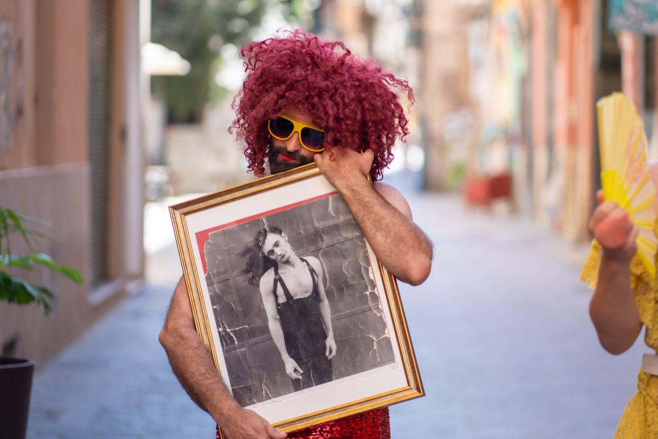 La fiesta del emblemático Bar Flexas, que ha sido declarada de interés municipal, rendirá tributo a Fernando Estrella. Su mítica frase 'Tengo una contradicción con mi cuerpo' es el eslogan de este año.