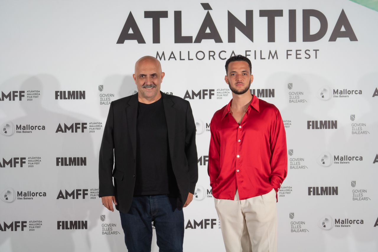 El director argentino Gaspar Noé ha recibido este viernes por la noche el Master of Cinema, la máxima distinción individual del Atlàntida Mallorca Film Festival. El cineasta bonaerense lo ha hecho en el patio del Centre Cultural La Misericòrdia de manos del artista madrileño C. Tangana.