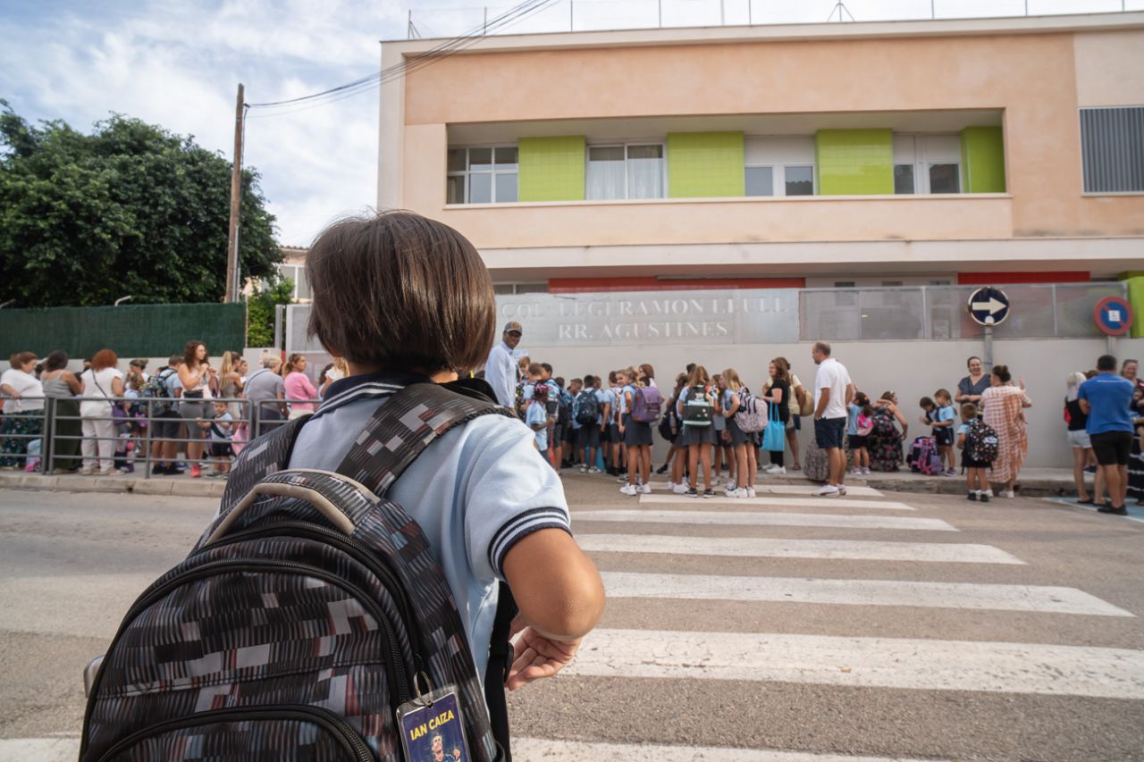 Este año, arrancar el curso supondrá a las familias de Baleares 406 euros por hijo, lo que supone la vuelta al cole más cara desde que hay registros. Los expertos apuntan a la inflación, que ha provocado la subida generalizada de los precios y que afecta al vestuario y al material escolar; gastos adelantados que se añaden a otros como el comedor o las extraescolares, y que harían ascender la suma a 2.000 euros por niño al año.
