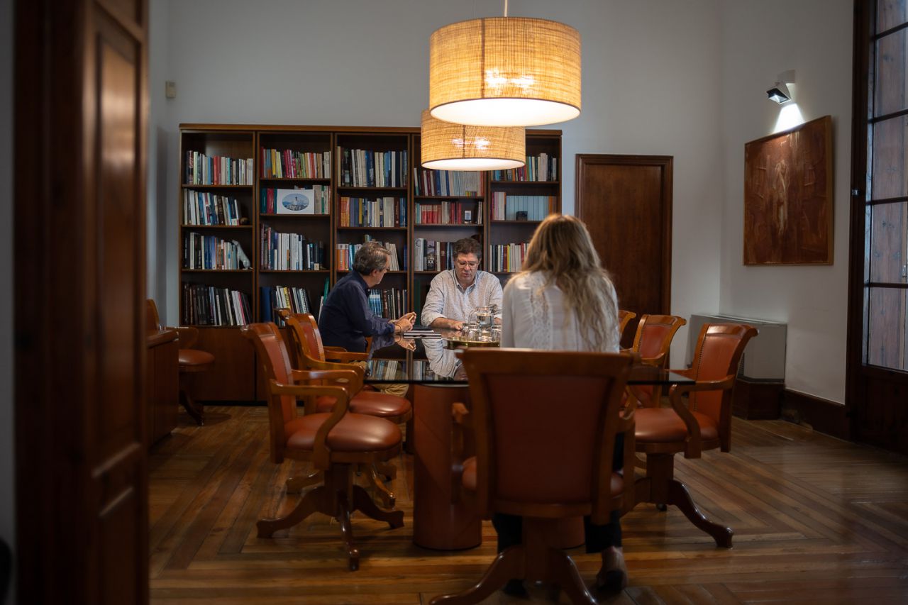 Jaume Bauzà Mayol (Montuïri, 1972) llega a la conselleria de Turismo, Cultura y Deportes tras una trayectoria de más de 30 años en la gestion empresarial y después de haber ejercido en política durante 20 años. Ha sido concejal, teniente de alcalde y alcalde del Ayuntamiento de Montuïri, además de ser secretario general de la FELIB y ocupar diversos cargos en el Partido Popular de Baleares. Al frente de Turismo gestionará un área clave para las islas, con los retos de consensuar una nueva ley turística y elaborar un nuevo decreto de turismo responsable. En su entrevista con mallorcadiario.com aborda estos temas junto a otros asuntos clave como la masificación, los alquileres turísticos ilegales o la necesidad de adecuar las infrastructuras y equipamientos a la demanda del sector.