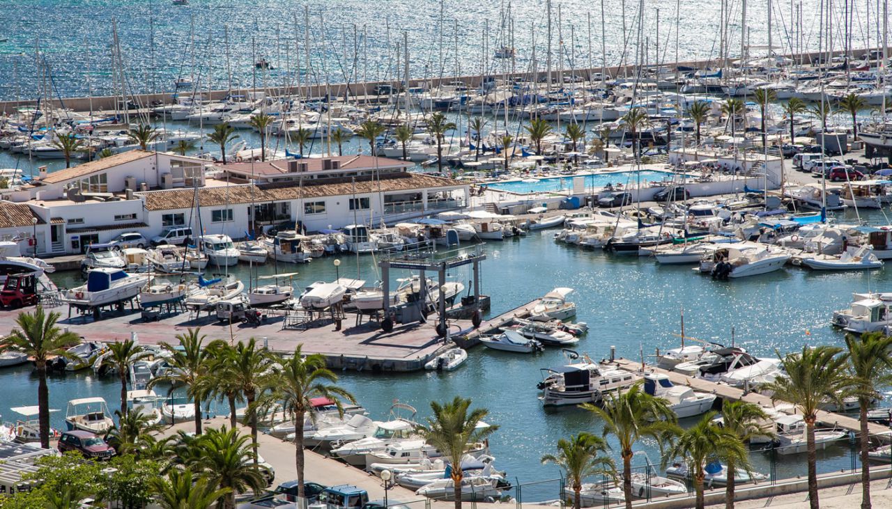 En los meses de julio y agosto es imposible obtener un amarre en cualquier puerto de Baleares. Este hecho provoca que el eterno debate sobre si es necesaria la ampliación de los puertos vuelva a la palestra. La escasez de amarres implica que los precios para adquirirlos se vuelvan desorbitados e inalcanzables para la mayoría de amantes del mar, al aumentarse el coste de los cánones y la concesión. Este hecho ha provocado el auge de los clubs de navegación, una modalidad que permite que el acceso y el disfrute de nuestra mar sea más asequible, sin tener que asumir los elevados costes que suponen hoy en día poseer una embarcación y disponer de un amarre.