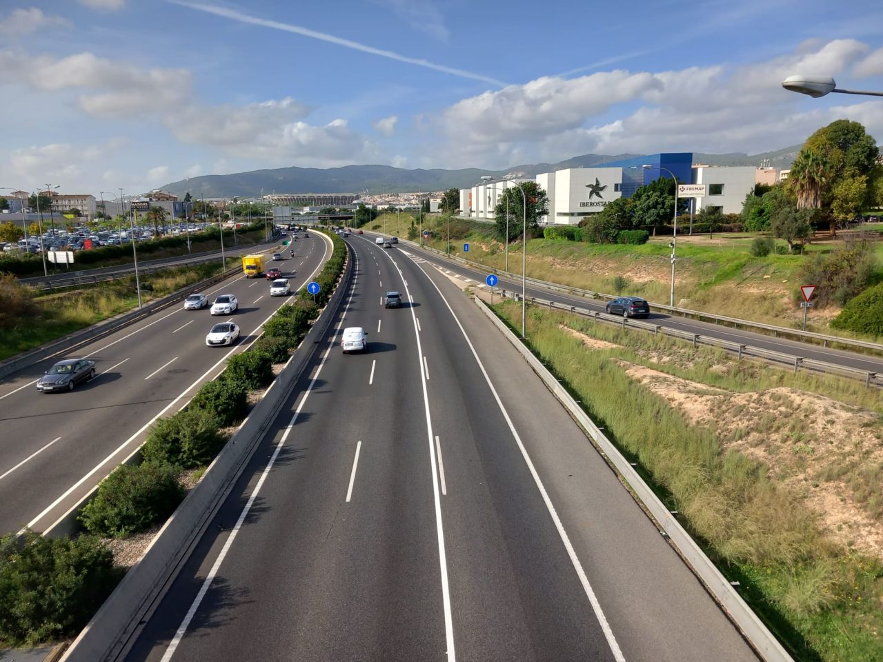 El Departamento de Territori, Mobilitat i Infraestructures del Consell de Mallorca pone en marcha una nueva señalización vertical en cinco tramos de la vía de Cintura. Consiste en fijar líneas continuas para impedir cambios de carril peligrosos cuando se quiere acceder a las diferentes salidas de la vía. Los cambios de carril en las salidas provocan un gran número de frenadas y eso dificulta y ralentiza el tráfico de manera notable.