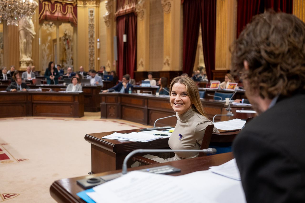 La presidenta del Govern, Marga Prohens, ha anunciado en la sesión de control en el Parlament que este mismo martes ha enviado una carta al presidente del Gobierno de España, Pedro Sánchez, en la cual le transmite “las preocupaciones y las principales necesidades de los ciudadanos de Baleares, confiando en poder trabajar pronto desde nuestra autonomía