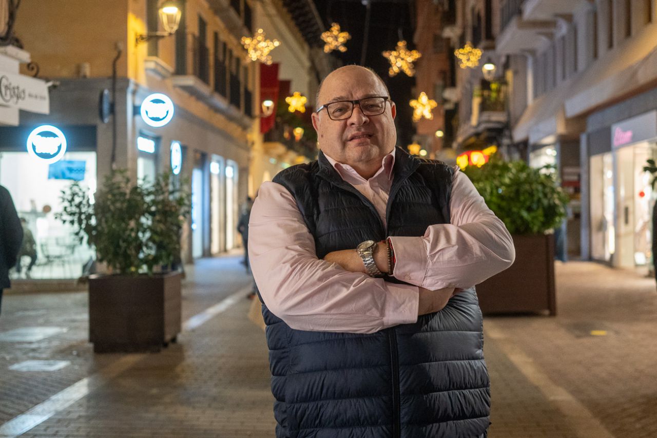 Actor profesional desde 1989, Joan Carles Bestard es uno de los rostros más conocidos en el panorama de la cultura balear. Creador de la queridísima Madó Pareta y premiado recientemente en el Teatro de Mérida, al mallorquín lo hemos visto sobre el escenario en diferentes géneros: desde el drama y la comedia hasta la tragicomedia y la zarzuela, pasando por la revista y el musical. Ahora, en concreto los días 23, 26, 27, 28, 29 y 30 del presente mes de diciembre, llega de la mano del Grup Trui al Teatre Xesc Forteza para presentar 