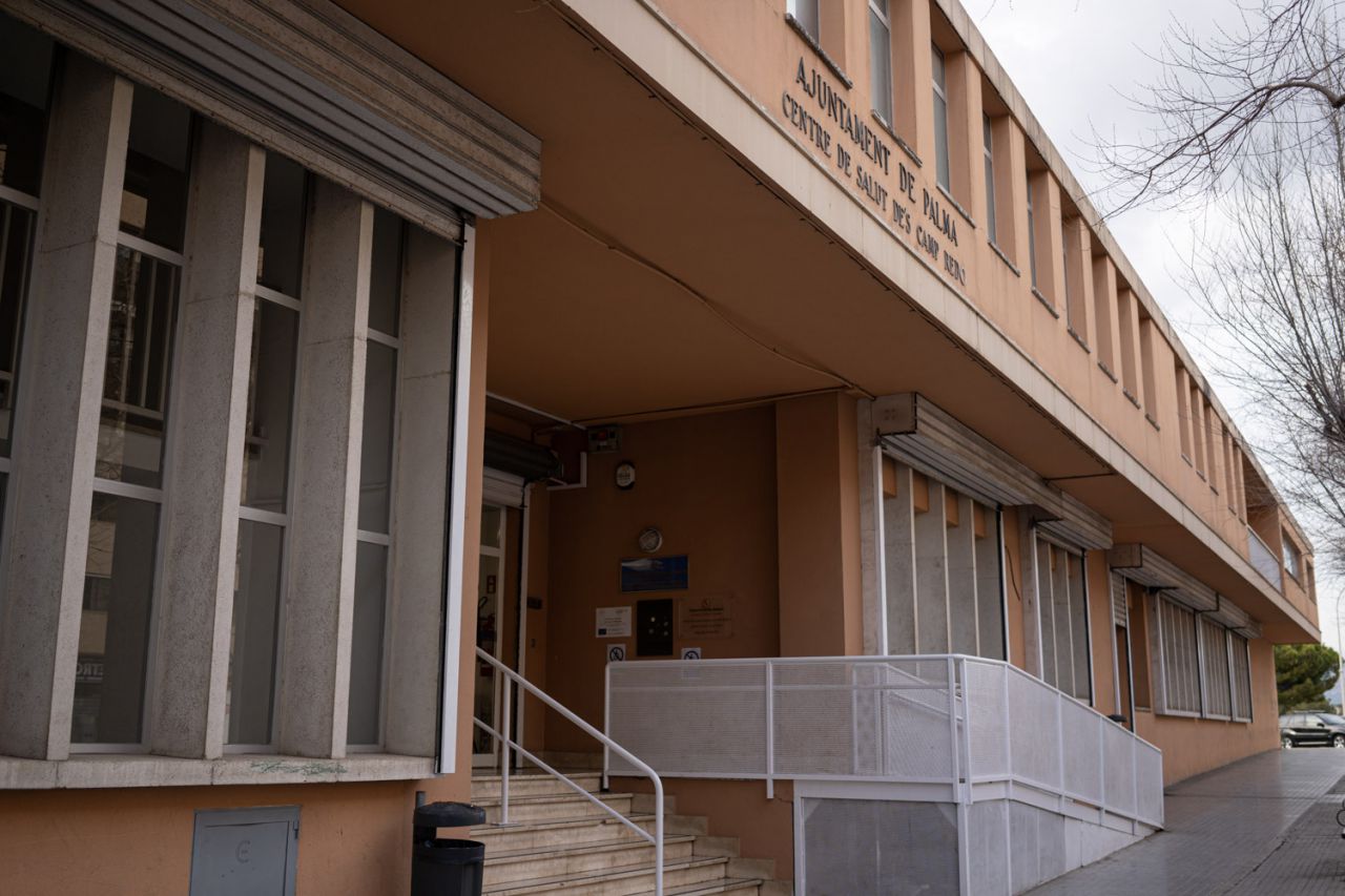 El IbSalut reconoce un pequeño repunte en la presión de urgencias hospitalarias en Baleares debido a virus respiratorios como la Gripe A y COVID-19, pero se destaca que muchos casos son leves y podrían ser atendidos en Atención Primaria. Se insta a las personas con síntomas a acudir a los servicios de urgencia de Atención Primaria y se promueve la vacunación y medidas de prevención básicas. No se han activado planes de contingencia en hospitales públicos, pero no se descarta esta posibilidad en los próximos días.