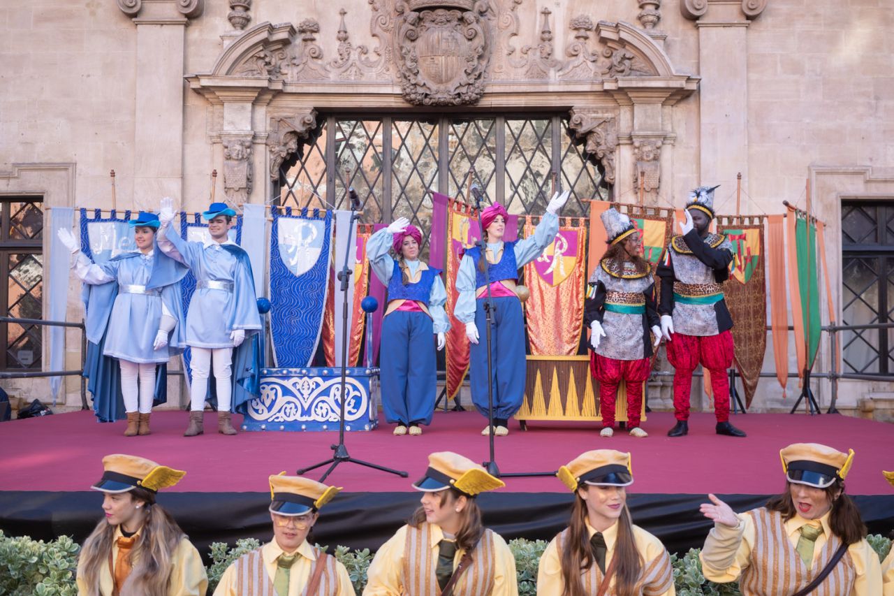 Los pajes reales han llegado este miércoles al Ayuntamiento de Palma para recoger las cartas que los niños palmesanos han escrito a los Reyes Magos de Oriente.