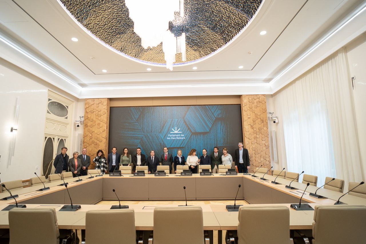 El Parlament  ha presentado el nuevo Salón de Actos, que ha sido modernizado y mejorado para albergar sesiones parlamentarias y actividades institucionales. La remodelación ha sido un esfuerzo conjunto entre diferentes departamentos y profesionales, y destaca por su funcionalidad y tecnología avanzada. El diseño simboliza el trabajo comunitario del Parlament y cuenta con una obra de arte en el techo. Además, se han mejorado aspectos de accesibilidad y se planean nuevas reformas en otros espacios del edificio.