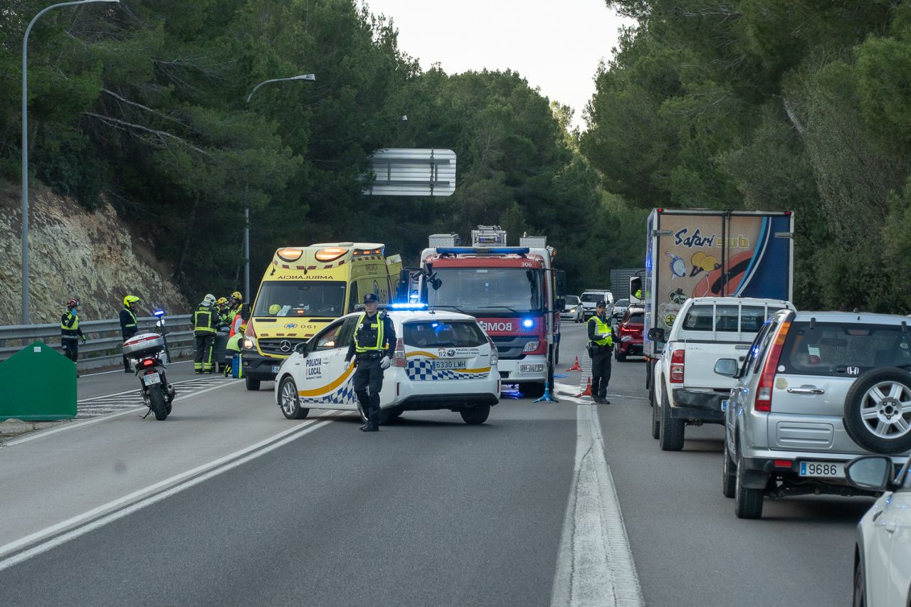Un accidente de tráfico entre dos coches en la mañana de este viernes en la carretera de Andratx ha provocado el corte de los dos carriles y ha producido un monumental atasco. El suceso ha dejado dos heridos y fuentes de la Guardia Civil apuntan que uno de los conductores que ha provocado el accidente ha dado positivo en la prueba de alcoholemia.