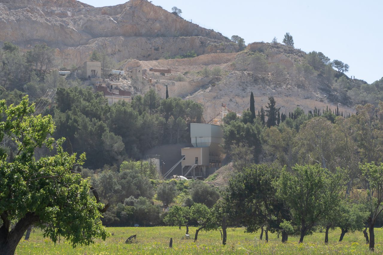 Més per Mallorca reclama a la Conselleria de Empresa, Ocupación y Energía del Govern balear las actas de inspección de la cantera de Son Bugadelles donde, según todas las evidencias, se ha instalado una planta de hormigón sin los correspondientes permisos, sin evaluación ambiental y sin exposición pública. La Conselleria de Alejandro Sáenz de San Pedro, en respuesta a una pregunta parlamentaria formulada por los ecosoberanistas, niega la existencia de la citada fábrica de hormigón, en zona catalogada como ANEI. Sin embargo, hay evidencias de camiones hormigonera que entran vacíos y salen cargados para suministrar hormigón a varias obras en Calvià. La Asociación Nacional de Fabricantes de Hormigón Preparado ANEFHOP ha denunciado que se incumple la normativa.