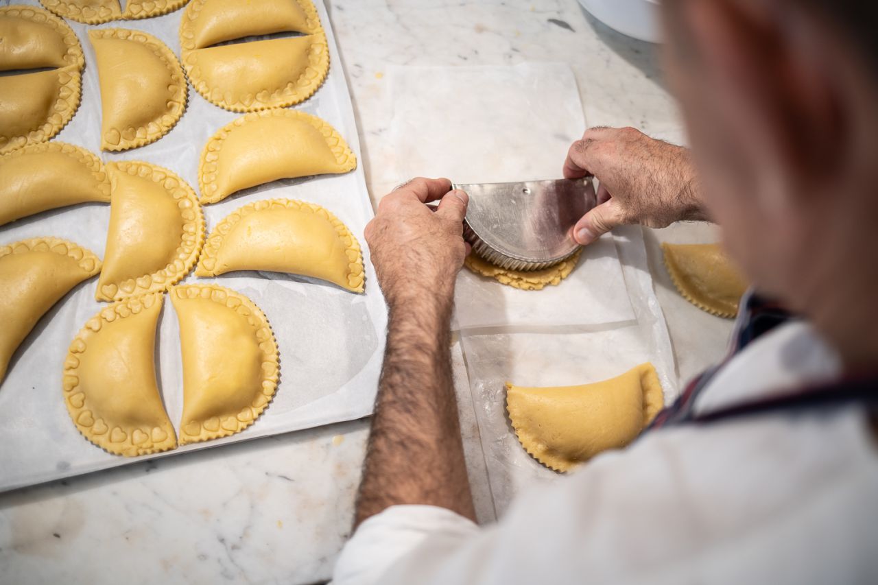 En Mallorca, la Semana Santa es sinónimo de 'panades', 'crespells' y 'rubiols', tres productos gastronómicos que se pueden degustar durante todo el año, si bien es ahora cuando aumenta de forma considerable su producción y consumo. En mallorcadiario.com, nos hemos dado una vuelta por Palma para conocer algunos de los secretos de unas panaderías y hornos que no dan abasto durante estos días. 