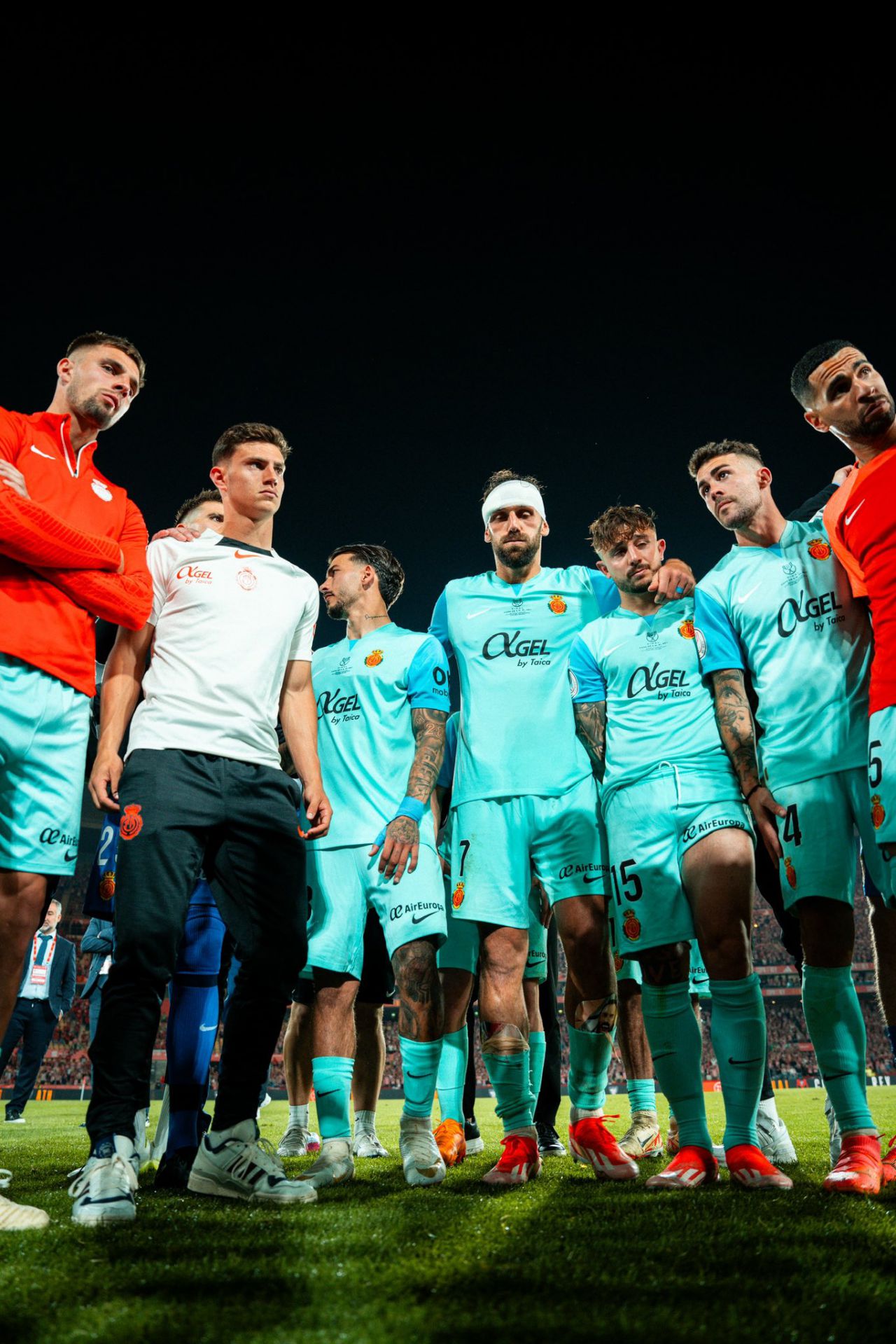 Como ya sucedió en las finales de 1991 y 1998, el fútbol ha vuelto a ser muy cruel con el RCD Mallorca. Los 'barralets', ahora rebautizados como 'dimonis', se han quedado a las puertas de levantar 'sa segona' Copa del Rey de su historia para, de paso, regresar 20 años después a Europa. A pesar de avanzarse con un tanto de Dani Rodríguez, los de Aguirre han acabado claudicando en los penaltis, tal y como sucedió en Mestalla.