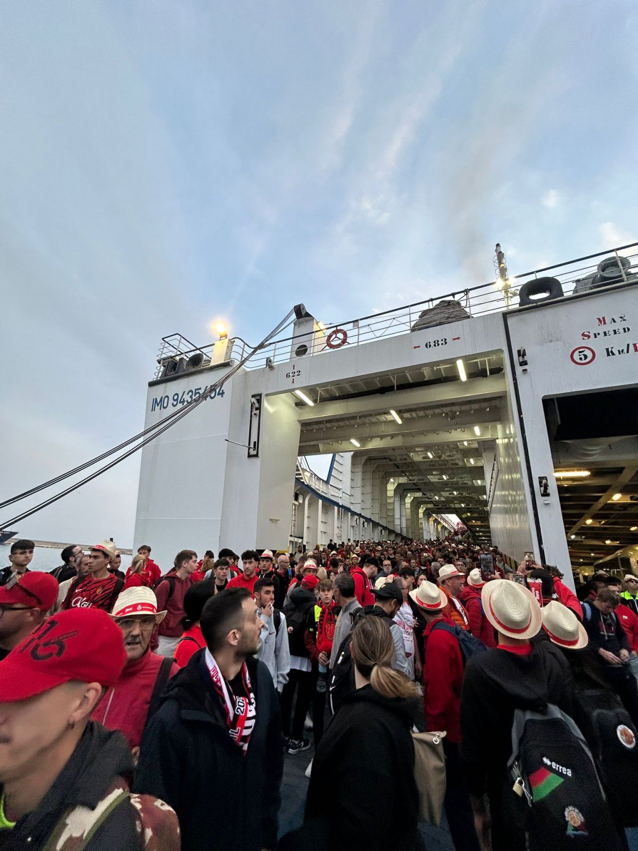 Orgullosos, tristes por no levantar el título pero esperanzados de volver a estar presentes pronto en otra final. De esta manera se mostraron muchos de los desplazados este fin de semana, por tierra, mar y aire, a Sevilla para animar a su RCD Mallorca ante el Athletic Club en un triste regreso a la isla. Destacar que nadie del club fue al Port de Palma a recibir a los que hicieron el ya conocido como 