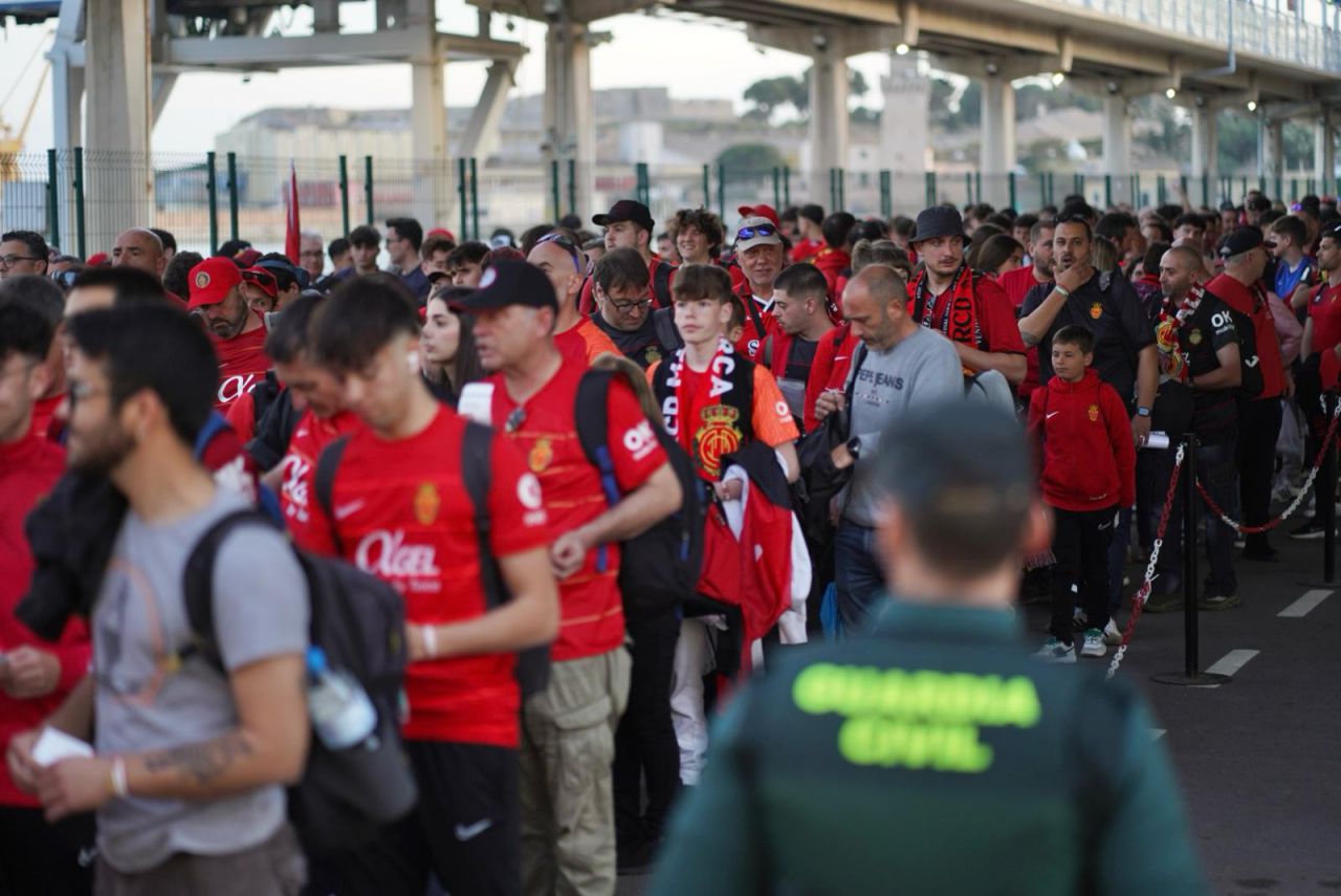 Por aire, por mar y por tierra haciendo escalas. Miles de mallorquinistas, más de 20.000, abandonarán durante este fin de semana la isla para poner rumbo a Sevilla, donde este sábado el equipo de sus vidas se medirá al Athletic Club en la final de la Copa del Rey, la cuarta en sus 108 años de historia. Todos ellos, han tenido que luchar contra las adversidades, las faltas de ayudas y los elevados precios para estar presentes en La Cartuja.