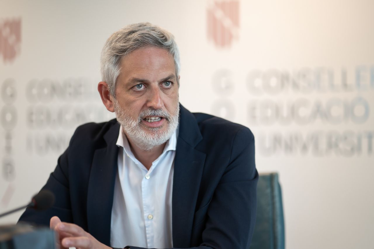Mateo Suñer Servera (Porreres, 1975) es desde enero de este año, secretario autonómico de Desarrollo Educativo. Es diplomado en ciencias empresariales. Desde 2004 ha ocupado diversas responsabilidades en el Instituto Balear de Infraestructuras y Servicios Educativos (IBISEC), que ahora queda adscrito a su departamento en la Conselleria de Educación y Universidades del Govern. Está encargado de coordinar las actuaciones de las direcciones generales de Planificación y Gestión Educativas, Formación Profesional y Ordenación Educativa, y Primera Infancia, Atención a la Diversidad y Mejora Educativa.