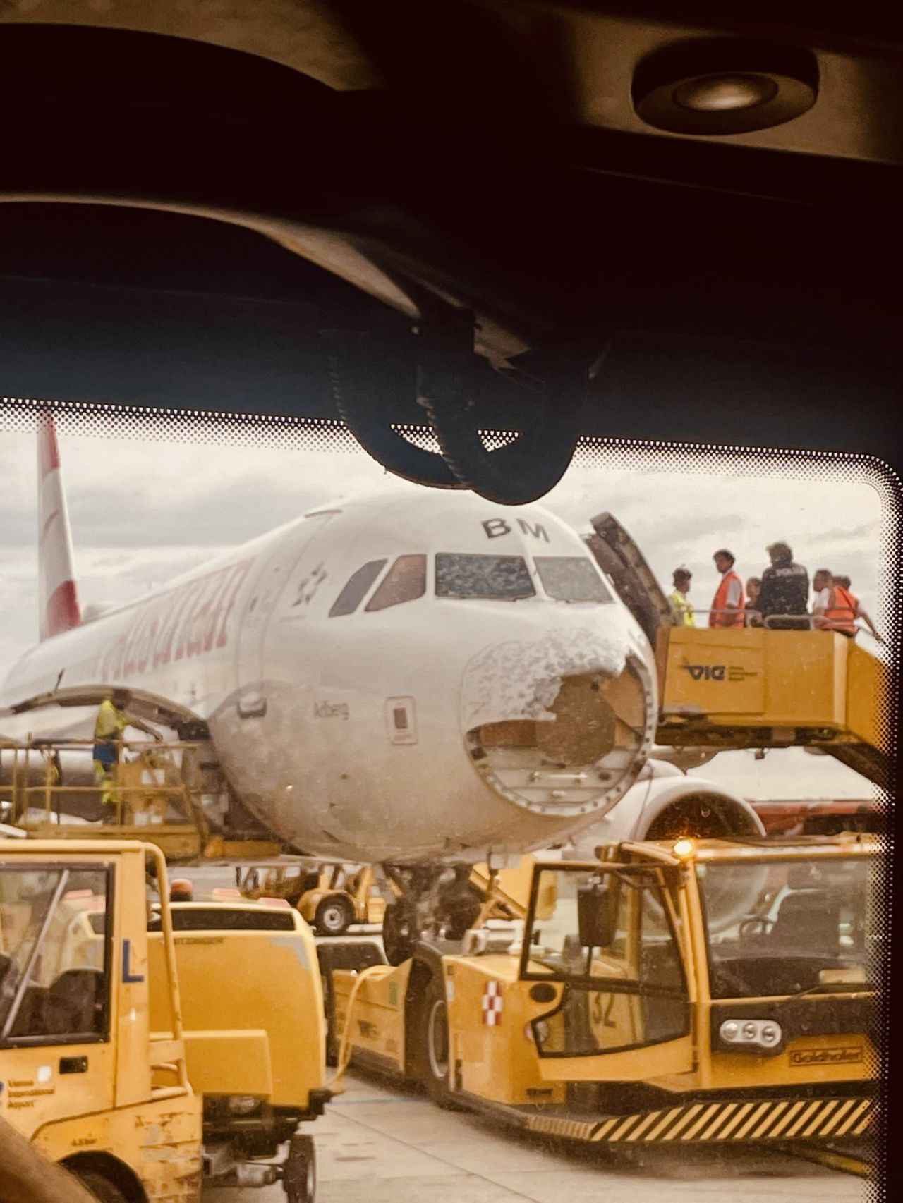 Los pasajeros, los pilotos y el resto de tripulación del vuelo OS434 jamás olvidarán la tarde de este pasado domingo, cuando una fuerte tormenta eléctrica acompañada por granizo causó importantes destrozos en el avión que les trasladaba desde Palma hasta la capital de Austria, Viena.