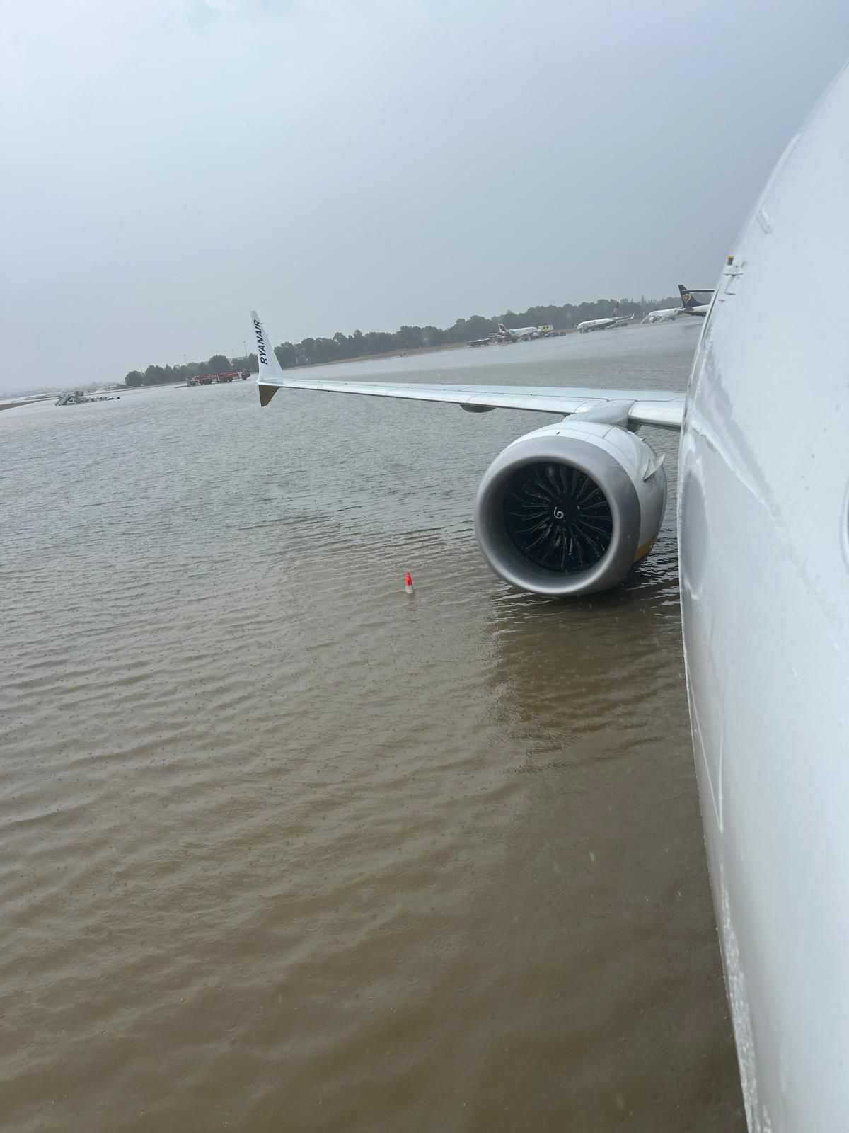 La tormenta que durante la tarde de este martes ha azotado Palma ha provocado varias inundaciones en la ciudad. Una de las zonas más afectadas ha sido Son Sant Joan, donde Aena ya ha informado que las intensas lluvias han afectando al tráfico aéreo si bien ya se han iniciado los primeros despegues y aterrizajes y se prevé que los vuelos desviados vayan aterrizando en el aeropuerto palmesano. Todo ello, en una jornada, convertida en caos, en la que iban a llevarse a cabo unas 900 operaciones.