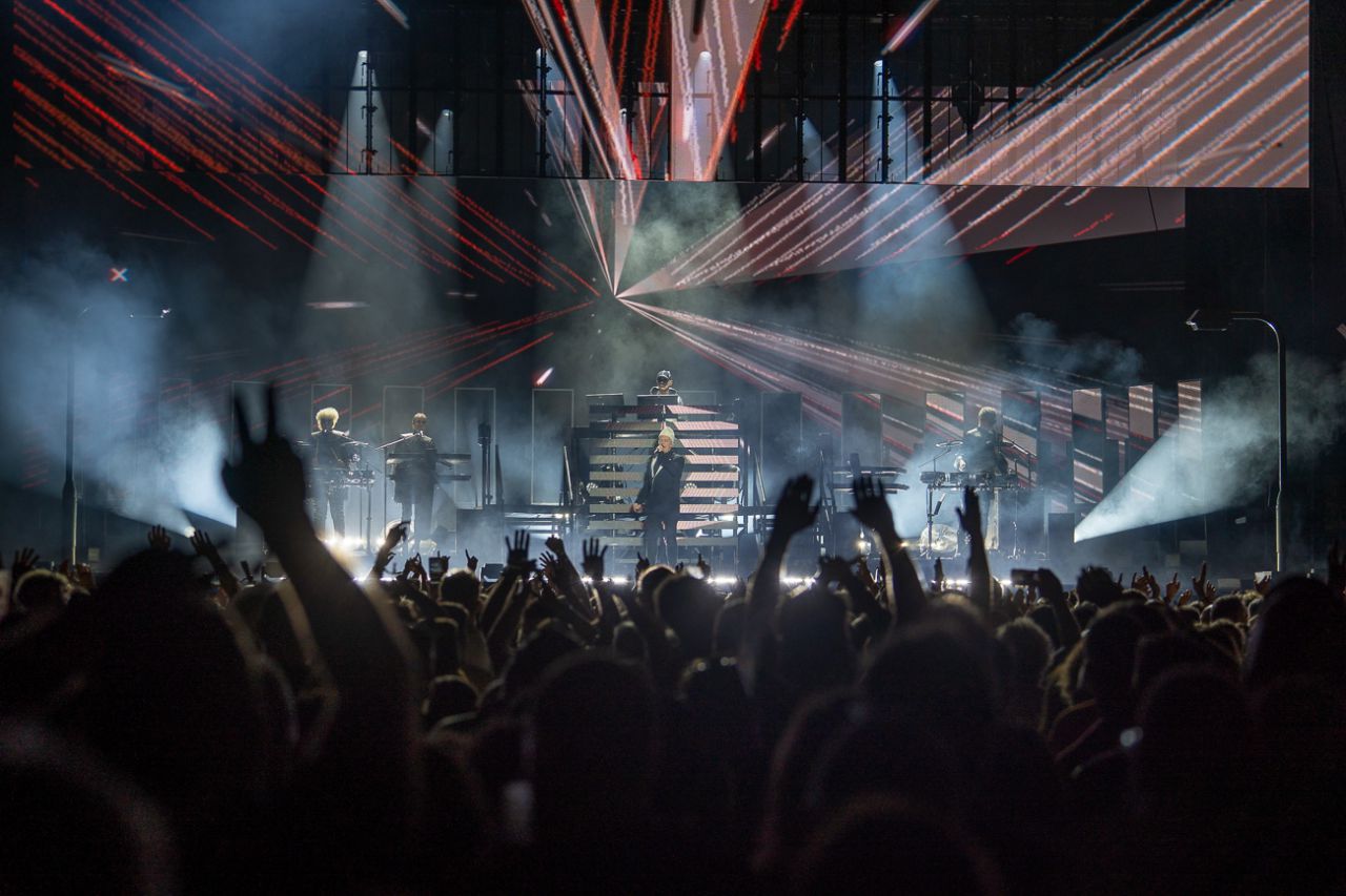 Se acabó la espera. La séptima edición del Mallorca Live Festival ha arrancado este jueves por la tarde en su ubicación habitual, la del antiguo recinto de Aguapark de Calvià, con un total de cinco escenarios -Estrella Damm, Innside, Endesa, The Club y Radio 3- y con el palmesano Rels B, con camiseta del RCD Mallorca incluida, los catalanes Love of Lesbian y la banda estadounidense Blondie como principales reclamos.