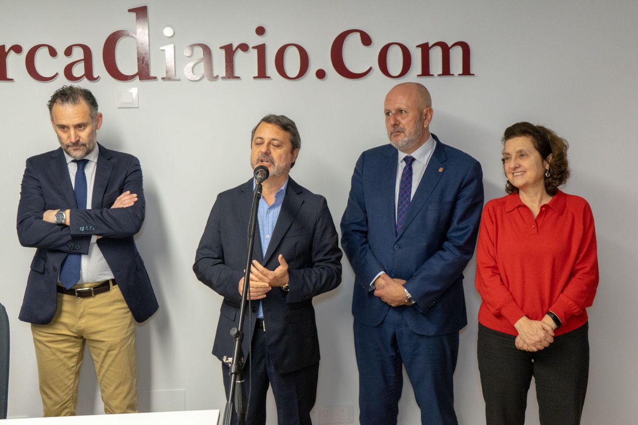 El director del digital, Jose María Castro, durante su intervención junto al presidente del Consell, Miquel Ensenyat, la consellera d'Afers Socials, Fina Santiago, y el editor, Antoni Martorell