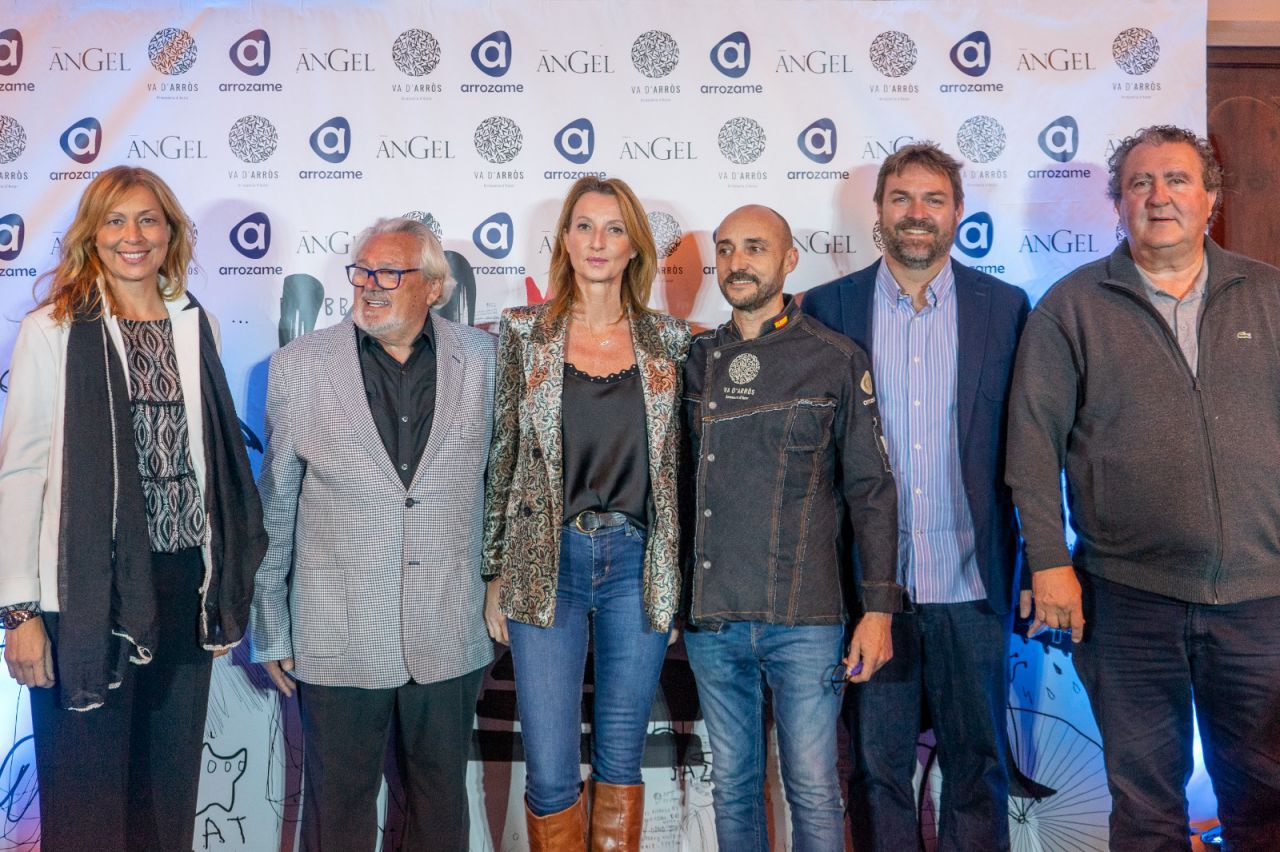 Rodeados de amigos y clientes en la inauguración