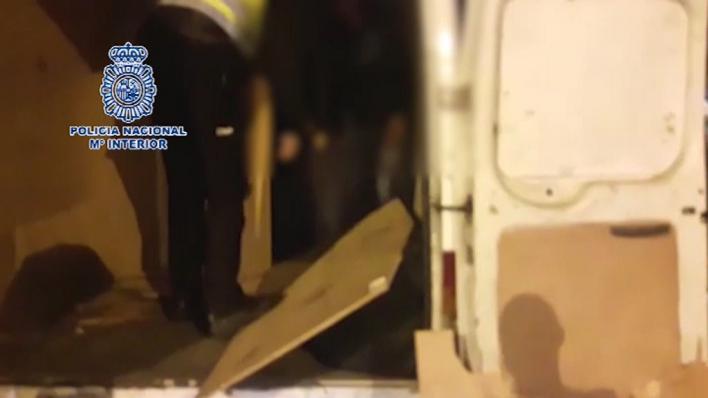 La Policía localiza a cuatro migrantes ocultos en una furgoneta