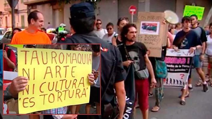 Primera corrida tras la aprobación de Toros a la Balear: gritos de 'asesinos' y petición de abolición