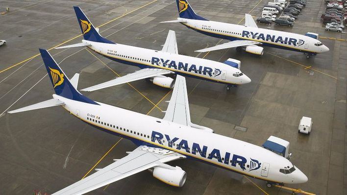 Ryanair anuncia 2.000 cancelaciones y Fomento le abre expediente