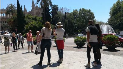 El Govern reparte folletos a los turistas para explicar la ecotasa: “el valor de ser sostenibles”