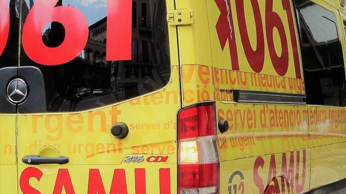 Un hombre ingresado tras colisionar una moto y un coche en Ibiza