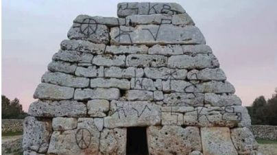 Arranca la restauración de la Naveta dels Tudons tras los actos vandálicos