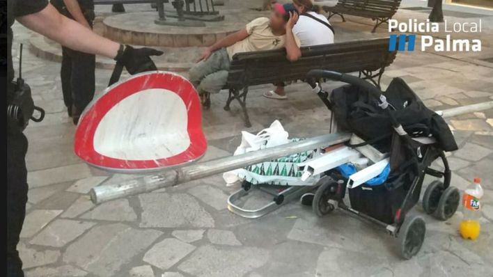 Sorprenden a dos chatarreros arrancando señales para venderlas al peso en el centro de Palma