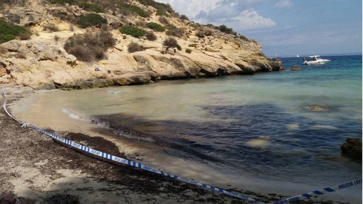 Cerrada al baño la Cala de la Bella Dona de Calvià por un vertido de aguas sin depurar