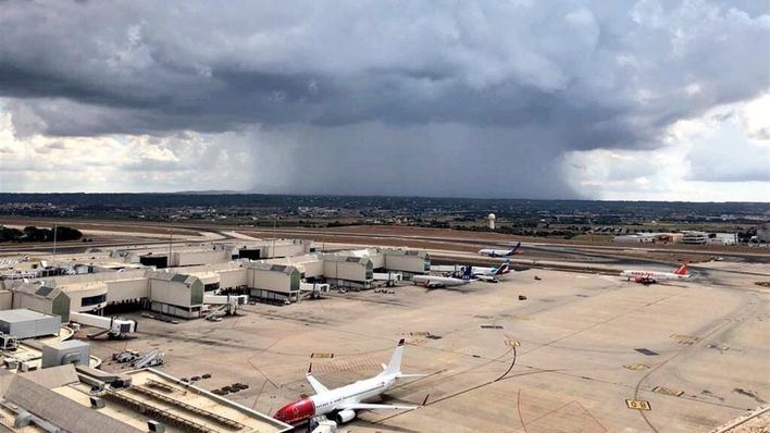 Retrasos en los vuelos con origen o destino los aeropuertos de Mallorca e Ibiza a causa de las tormentas