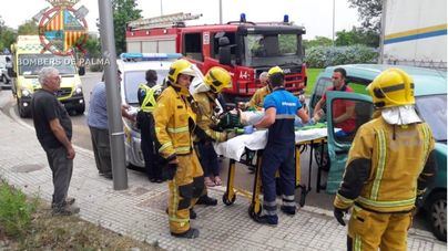 Los bomberos rescatan a una mujer atrapada en un coche accidentado en el Secar de la Real en Palma