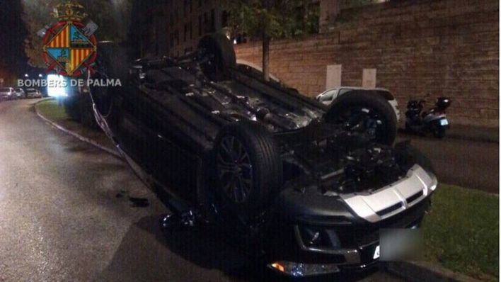 Un coche choca con otro aparcado y vuelca en Palma