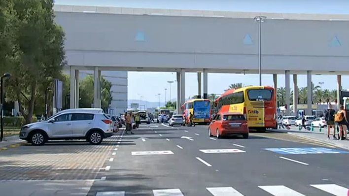 El transporte discrecional alerta del “colapso” en las carreteras por el cierre nocturno del Aeropuerto