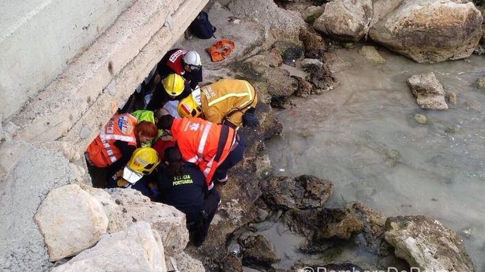 Rescatan a un hombre de 73 años que se había caído por el rompeolas del Marítimo de Palma