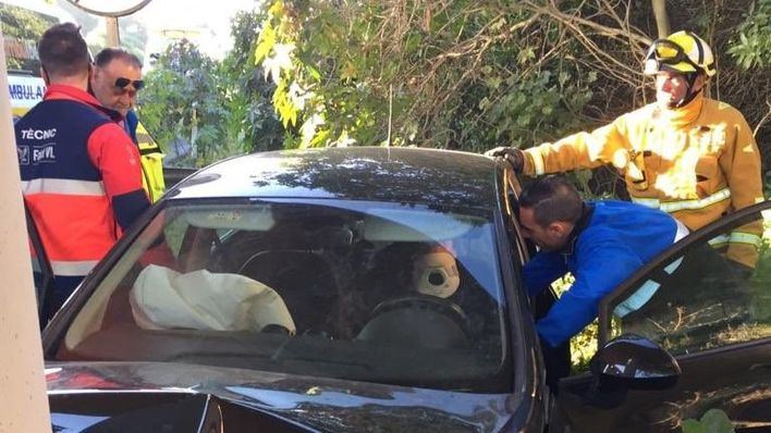Herida una conductora tras quedarse dormida al volante en la carretera del aeropuerto