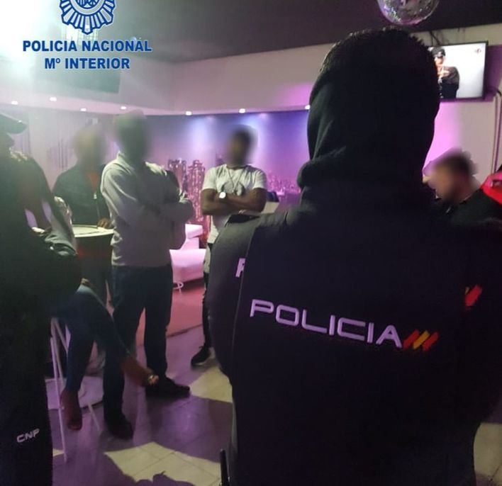 La Policía Nacional controla diferentes locales del Paseo Marítimo y Gomila