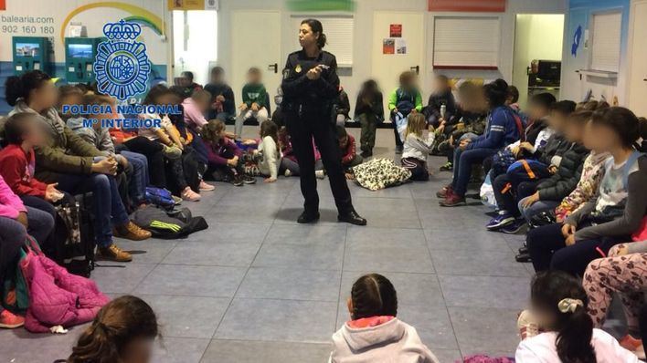 La Policía Nacional muestra a los niños su trabajo en el puerto de Ibiza