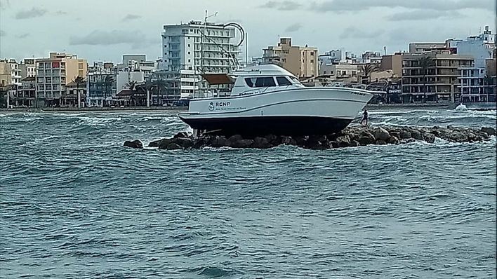 Encalla un barco del comité de regatas del Trofeo Princesa Sofía Iberostar en el Club Nàutic Arenal