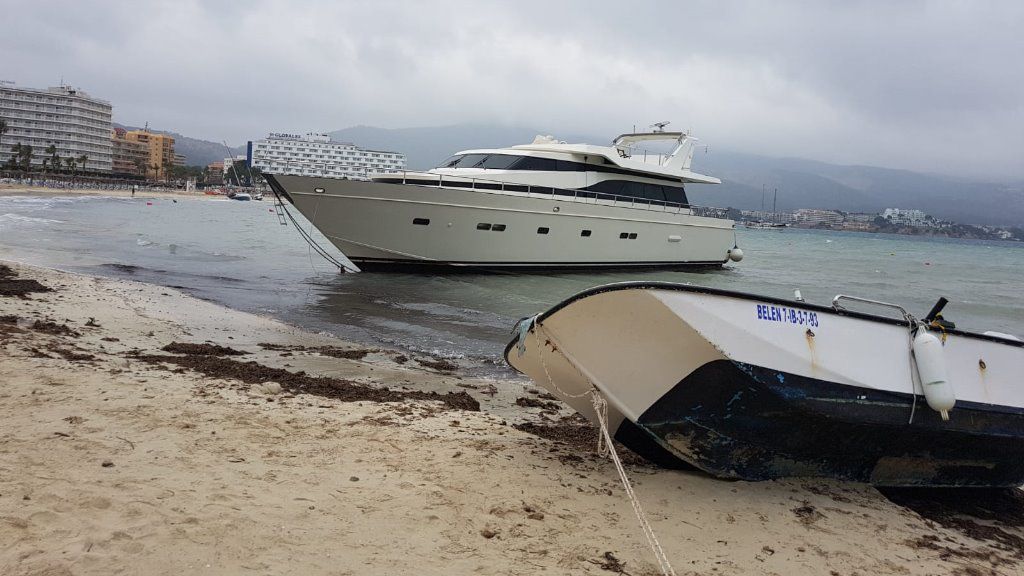 La playa de Son Matias amanece convertida en un "cementerio" de embarcaciones
