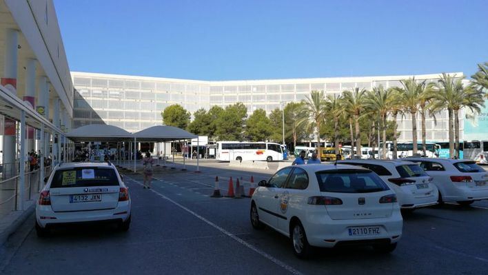Guerra en el sector del taxi por el obligado descuento en la tarjeta ciudadana