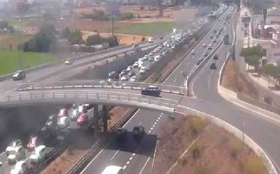 Descomunal atasco en la autopista del aeropuerto por un accidente