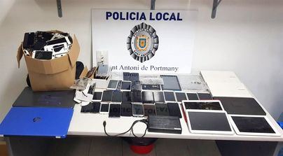 La Policía incauta móviles y material tecnológico en un locutorio de Sant Antoni